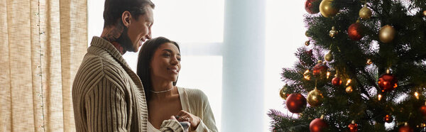 Пара разделяет теплые объятия, празднуя вместе радость праздничного сезона.