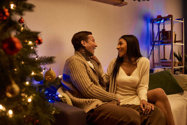 Празднуя любовь и тепло, пара делится смехом и счастьем в праздничный сезон.