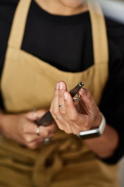 Yetenekli bir zanaatkar, karmaşık tasarım teknikleri sergilerken çarpıcı mücevherler üretir..