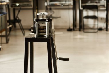 İşyerinde zanaatkarlar için karmaşık mücevher aletleri ve malzemelerin sergilendiği iyi donanımlı bir atölye