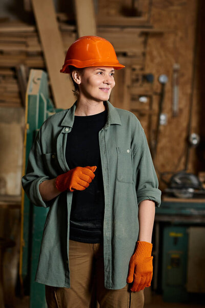 Самоотверженная плотница с гордостью демонстрирует свое мастерство, работая с деревом в мастерской..