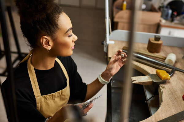Талантливая женщина тщательно собирает драгоценности, работая в своей творческой мастерской