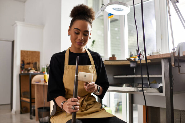Опытный ремесленник создает потрясающие ювелирные изделия, будучи сосредоточенной и вдохновленной в своем рабочем пространстве.