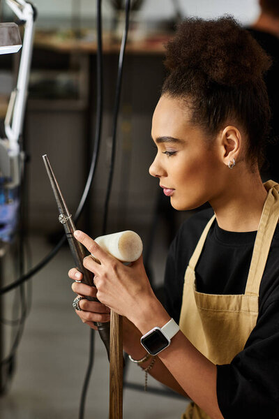 Опытный ремесленник тщательно формирует потрясающее украшение с точностью и фокусом.