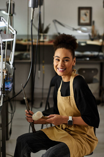Радостный ремесленник умело создает потрясающие драгоценности в яркой мастерской.