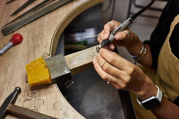 Талантливый ремесленник тщательно формирует металл в изысканный драгоценный камень, демонстрируя мастерство.