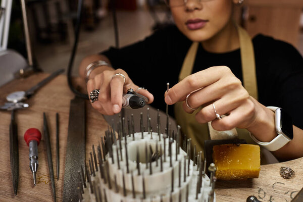 Искусный артефакт, умело создающий красивые ювелирные изделия в хорошо оборудованной мастерской.