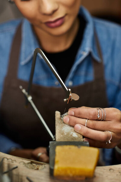 Ремесленник фокусируется на создании красивых драгоценностей, демонстрируя талант и точность с каждой деталью.