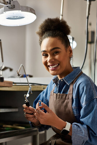Квалифицированный ремесленник демонстрирует свое творчество, с энтузиазмом создавая потрясающие украшения.