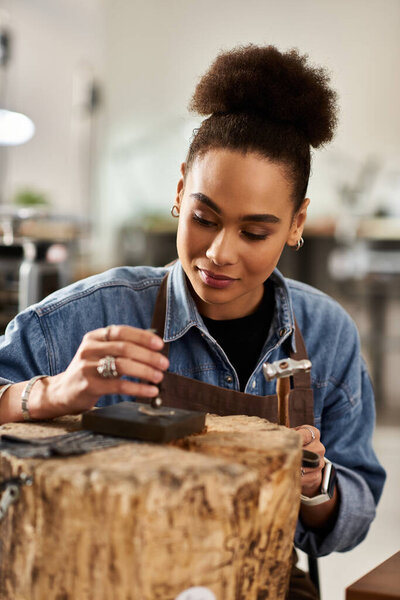 Талантливая женщина формирует и проектирует замысловатые драгоценности в своем привлекательном помещении студии.