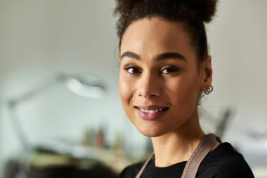 Sıcak bir gülümseme ile kameraya bakan bir kadın..