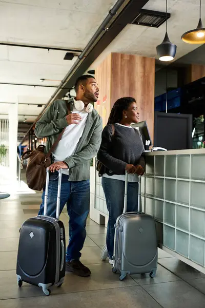 Bir çift otele yerleşir ve yaklaşan tatil maceralarını heyecan içinde tartışırlar..