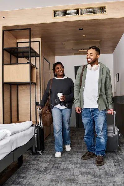 Genç bir çift, sıcak bir otel odasında birbirlerine eşlik etmekten zevk alır. Tatilde aşklarını kucaklarlar..