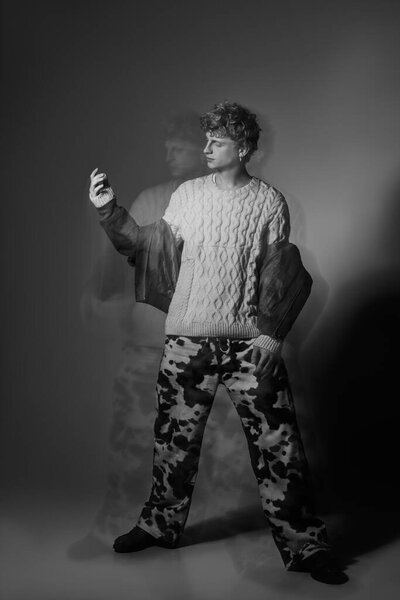 Мода вперед демонстрирует сочетание уютных и современных стилей. Праздничный наряд украшен трикотажным свитером в сочетании с яркими камуфляжными штанами, олицетворяющими праздничный дух с чутьем.