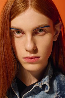 Uzun kızıl saçlı genç bir adam yoğun duygular gösterir. Seyirciye tutkuyla bağlanır..