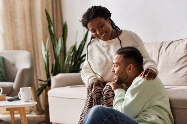 Çiftler evlerinde kışın keyfini çıkarırken samimi ilişki anları vurgulanıyor..