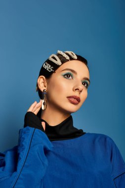 Modaya uygun genç bir kadın şık saç tokalarıyla zarif bir şekilde poz veriyor..