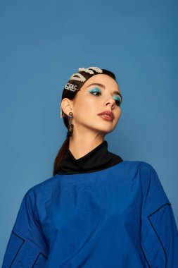 Genç ve modaya uygun bir kadın saç tokasıyla kendine güveni tam..