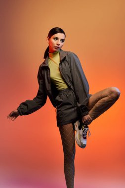 Modaya uygun genç bir kadın şık bir kıyafet içinde, kendine güven ve cazibe saçıyor..