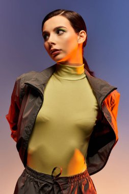 Güzel bir genç kadın, dinamik bir arkaplana karşı, modaya uygun bir kıyafetle güven içinde poz veriyor..