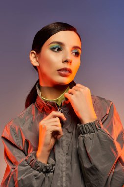 Şık ve kendine güvenen bu genç kadın moda anlayışını şık bir stüdyo ortamında sergiliyor..