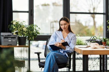 Güzel esmer kadın defterine parlak ve ilham verici bir ofis alanı yazmış..