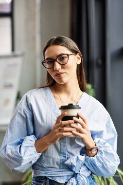 Esmer kadın elinde bir fincan kahve tutuyor, kendine güveni tam bir kafe gibi..