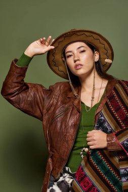 Kendine güvenen genç esmer modeller eşsiz bir kıyafet, kültürel moda ve tarz sergiliyorlar..
