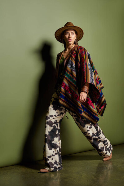 Брюнетка ослепляет в ярком наряде, смешивая традиционные и современные стили.