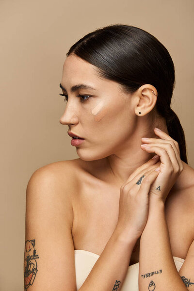 Молодая женщина подчеркивает свою природную красоту в спокойной обстановке.