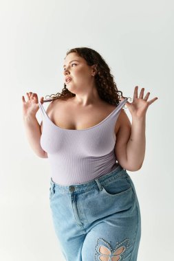 Çekici genç kadın, kendine güvenen bir duruşu olan modaya uygun bir moda sergiliyor..