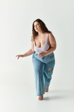 Şık, genç bir kadın kendine güvenerek, spor kıyafetleriyle, cazibesiyle ve soğukkanlılığıyla yürüyor..