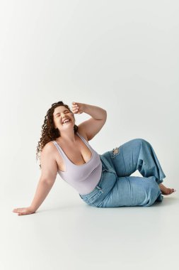 Kadınlar şık kıyafetler içinde rahatlar, modern ortamlarda neşeyi kahkahalarla yakalar..