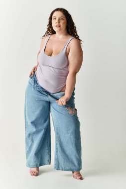 Genç kadın modaya uygun tarzını yaratıcı kot seçimleri ve günlük zarafetiyle sergiliyor.