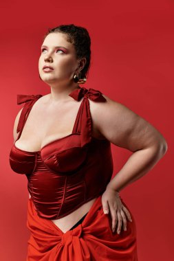 Cazibeli genç bir kadın şık giyinip kendine güveniyor..