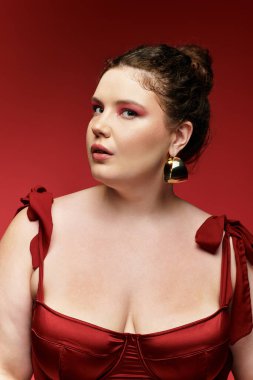 Kendine güvenen genç bir kadın modern modanın somutlaştırılmış şık kıyafetlerini ve makyajını sergiliyor..