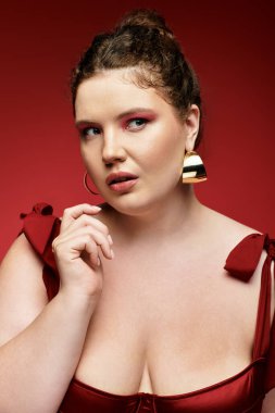 Şık bir genç kadın zarif pozlar veriyor, şık kıyafetlerini ve güzelliğini sergiliyor..