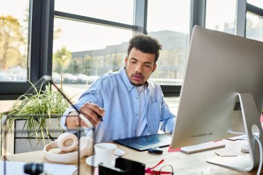 Parlak, şık bir ofiste kahvenin tadını çıkarırken tablet üzerinde odaklanmış bireyler..