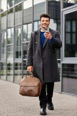 Şık bir adam modern şehirlerde gezer, telefonu ve cazibesiyle meşgul olur..