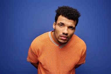 Karizmatik bireyler parlak, renkli bir duvara karşı eşsiz bir stil ve cazibe sergiliyor..