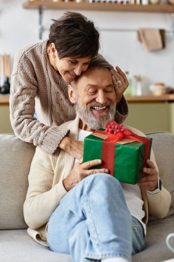 Olgun bir çift neşeli bir anı paylaşır ve kadın hediyeli erkeği şaşırtır..