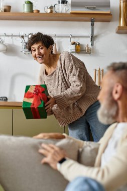Kadın, erkeğe güzel bir hediye sunarken çift çok iç açıcı bir anı paylaşıyor..