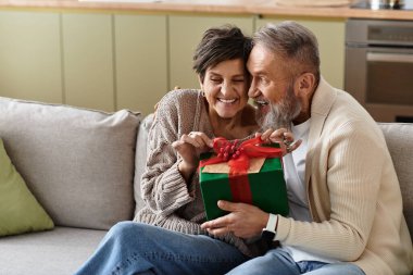 Mutlu çift, güzel bir hediye alışverişinde bulunurken anı kucaklıyor..