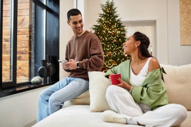 Çiftler birlikte hoş vakit geçirmeyi severler. Süslü dairelerinde kahkahalarını ve sıcaklığını paylaşırlar..