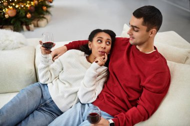 Bir çift, keyifli bir anın tadını çıkarır. Sıcak tatil alanlarında şarap yudumlarlar..