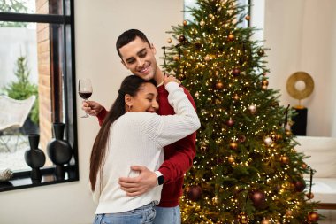 Güzel bir çift, şenlikli süslemelerle dolu şık bir dairede tatil neşesini yaşıyor..
