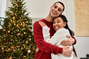 Çiftler güzel dekore edilmiş modern evlerinde rahat bir Noel geçiriyorlar..