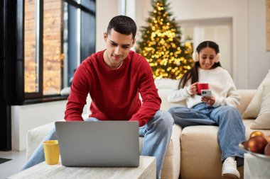 Bir çift Noel boyunca güzel dekore edilmiş bir dairede birbirlerine eşlik etmekten hoşlanırlar..