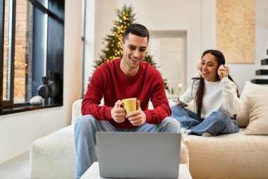 Neşeli bir çift tatillerini rahat ve modern evlerinde kutluyor..