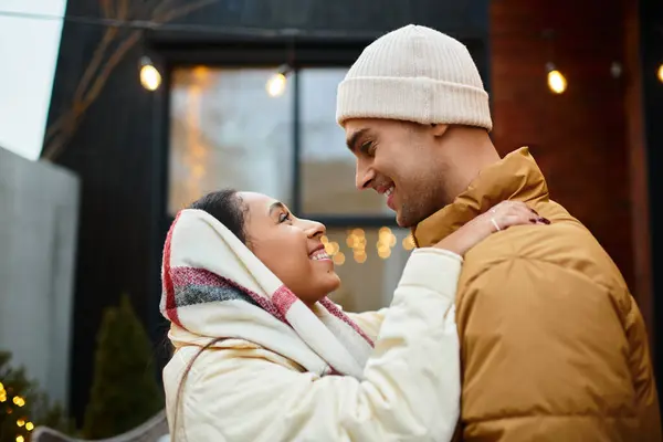 Beautiful Couple Enjoys Each Other Company Outdoors Surrounded Festive Decorations — Stock Photo, Image